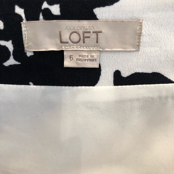 Ann Taylor LOFT floral skirt in Navy & White - Picture 4 of 8